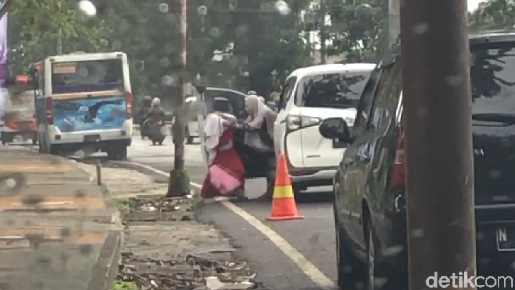 Viral video anak SD diusir dari mobil oleh seorang perempuan yang diduga ibunya. Perlu Bunda pahami, berikut efek disiplinkan anak dengan kekerasan.