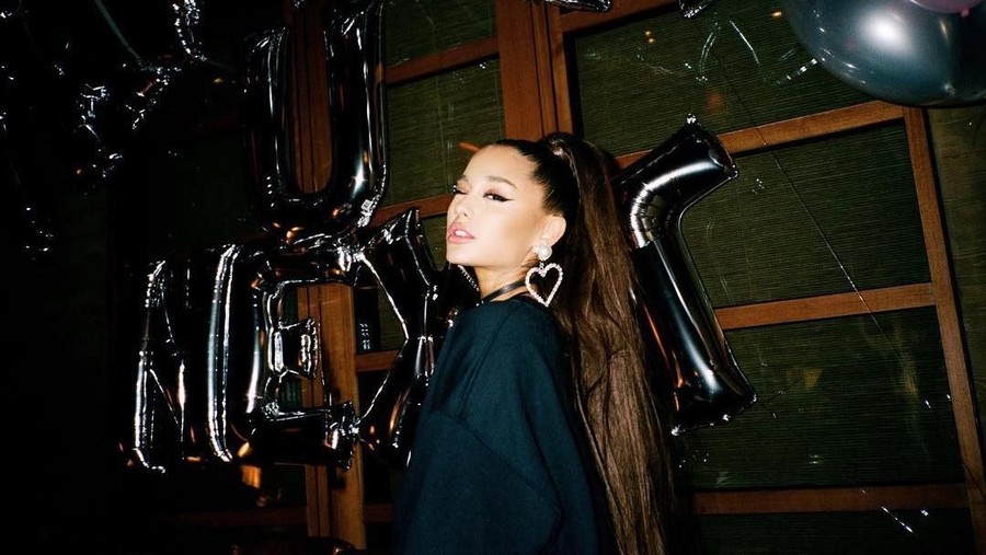 Ariana Grande Kunjungi NASA dan Bernyanyi Gunakan Pakaian Astronot Ariana Grande mengunjungi NASA di Texas saat selesai melaksanakan Turnya.