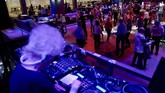FOTO: Aksi Trengginas Wika, DJ Tua asal Polandia Wika Szmyt boleh berusia 80 tahun, namun ia tetap lincah di balik mixer menjadi DJ di kelab malam.