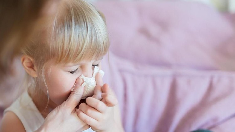 Si kecil sering bersin padahal sedang tidak flu? Bisa jadi dia mengalami alergi rhinitis, Bun.