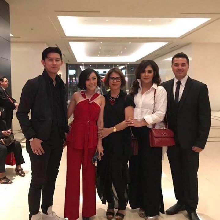 <p>Mama Ida bersama anak-anak dan menantunya ikut datang mendukung si bungsu Vanessa di acara gala premier salah satu film yang dibintanginya. (Foto: Instagram @idahannas)</p>