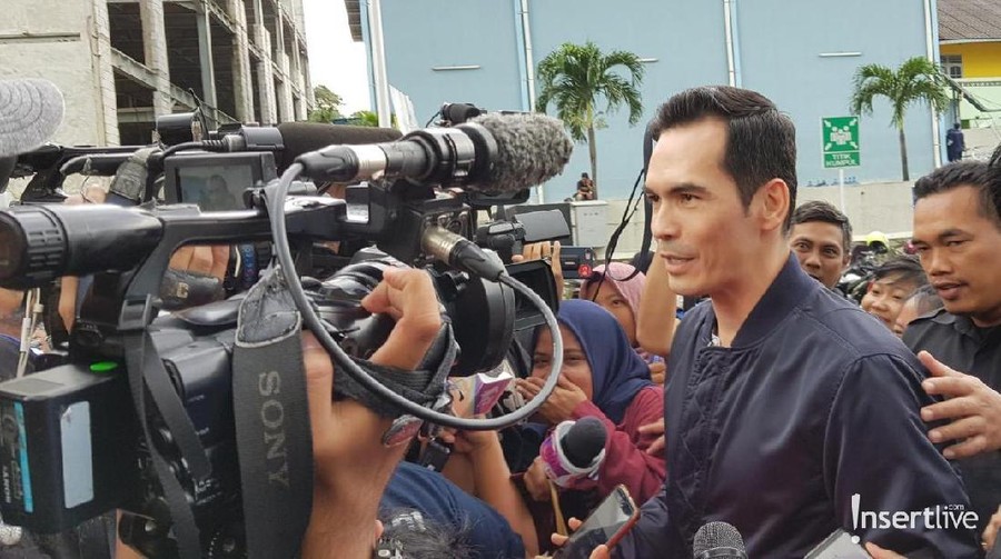 Atalarik Syah kabur saat ditanya soal kasus gugatan hak asuh anak dengan Tsania Marwa.