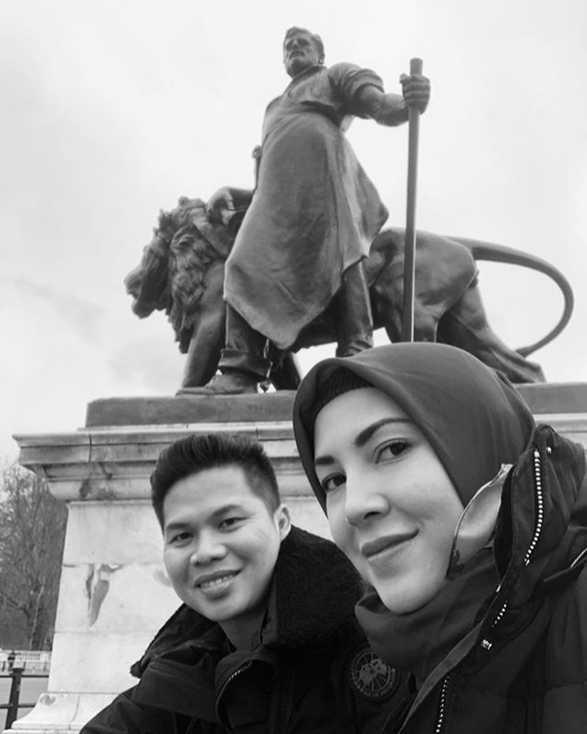 Pada kehamilan keempatnya&comma; Ratna Galih memutuskan untuk baby moon ke Eropa&period; Ratna menjalani program bayi tabung untuk anak kembarnya&period; Yuk&comma; intip potret serunya&excl;