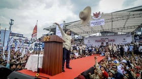 Aksi Prabowo Lempar Kemeja saat Tak Punya Jatah Kaus