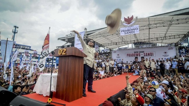 Calon Presiden nomor urut 02 Prabowo Subianto mengaku terharu sebab belum bisa memberikan kaus kampanye terhadap pendukungnya saat kampanye terbuka pipres 2019.