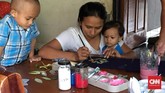 FOTO: Upaya Ibu Tunakarya Bali Berdaya demi Keluarga Banyak ibu tunakarya terpaksa turun ke jalan bekerja serabutan demi keluarga. Namun mereka tak patah arang untuk bisa berdaya lepas dari jalanan.