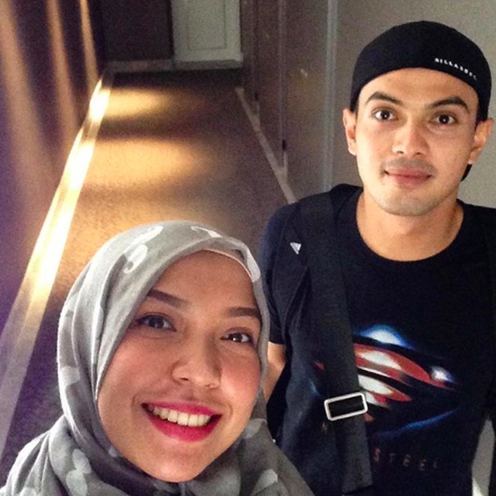 <p>Di balik sosoknya yang tampan, ternyata Temmy juga jago menggombali sang istri lho, Bun. Hemm, bikin senyum-senyum sendiri baca <em>caption</em> di Instagram miliknya. (Foto: Instagram @temmyrahadi99)</p>