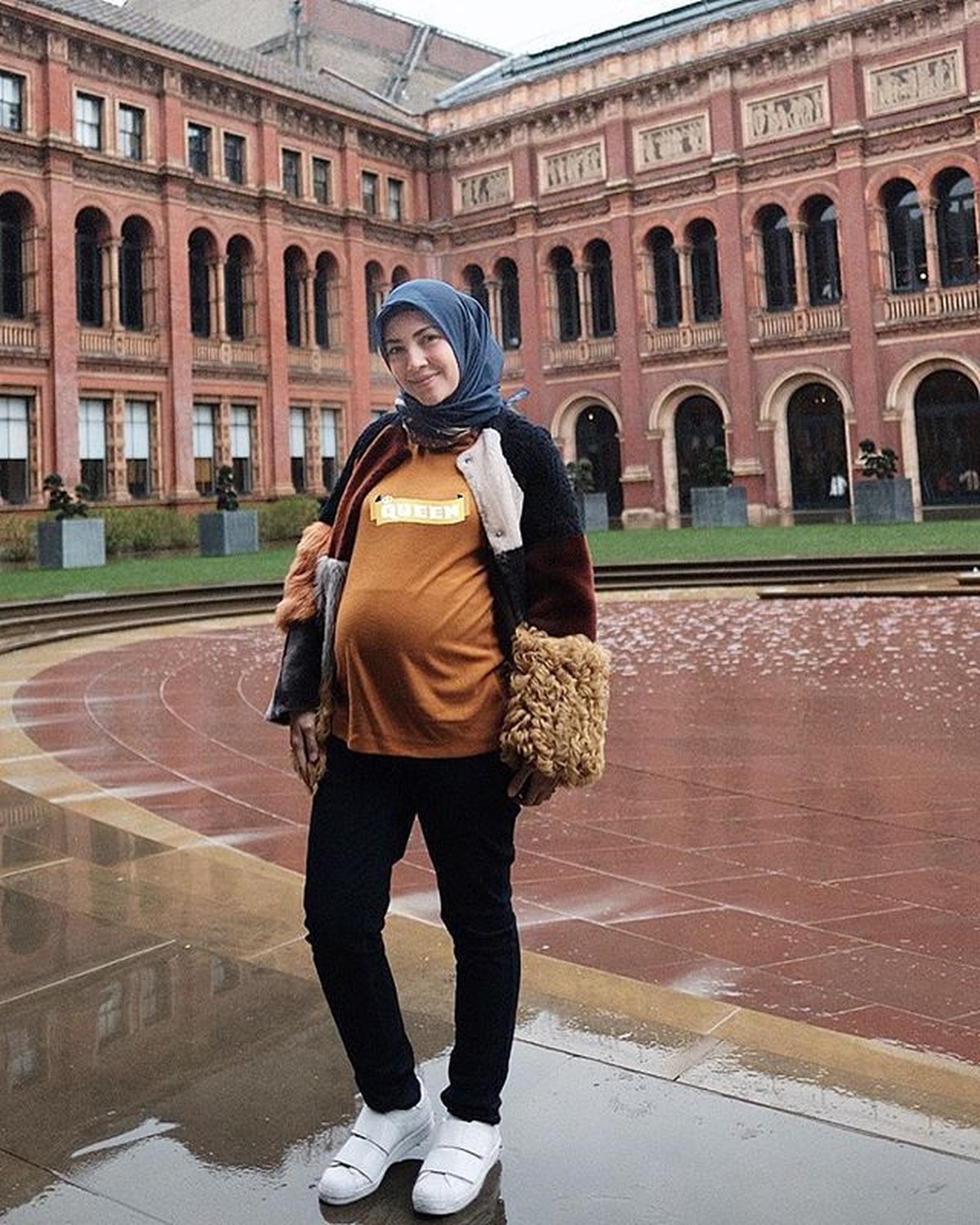 Pada kehamilan keempatnya&comma; Ratna Galih memutuskan untuk baby moon ke Eropa&period; Ratna menjalani program bayi tabung untuk anak kembarnya&period; Yuk&comma; intip potret serunya&excl;