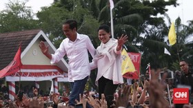 Sidang di MK Dimulai, Jokowi Belanja Salak di Bali