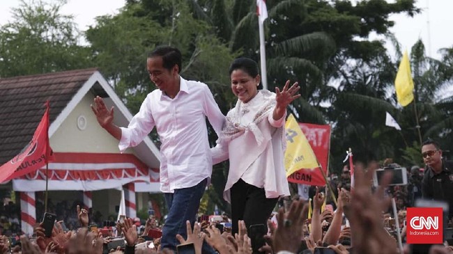 Capres nomor urut 01 Joko Widodo berbelanja buah di Pasar Sukawati, Bali, di saat Mahkamah Konstitusi (MK) menggelar sidang perdana sengketa MK Jumat (14/6).