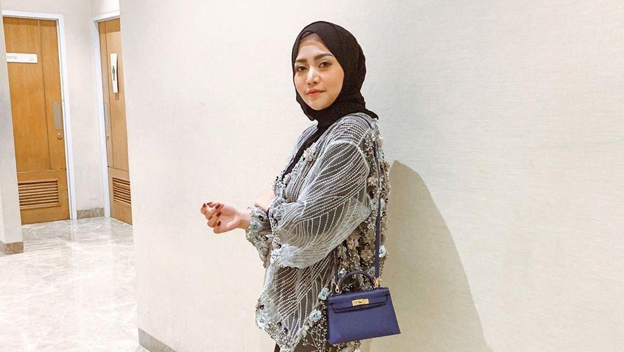 Deretan figur publik di Indonesia diketahui telah melakukan donasi sosial untuk menggalang dana penanganan corona di Indonesia.