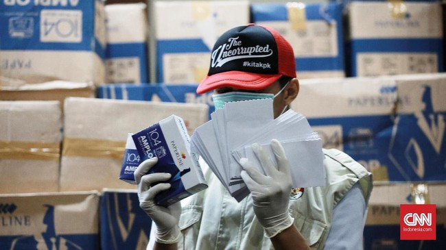 KPK resmi menahan anggota DPR dari Fraksi Golkar Bowo Sidik. Bowo ditahan terkait dugaan kasus suap kerja sama distribusi pupuk.
