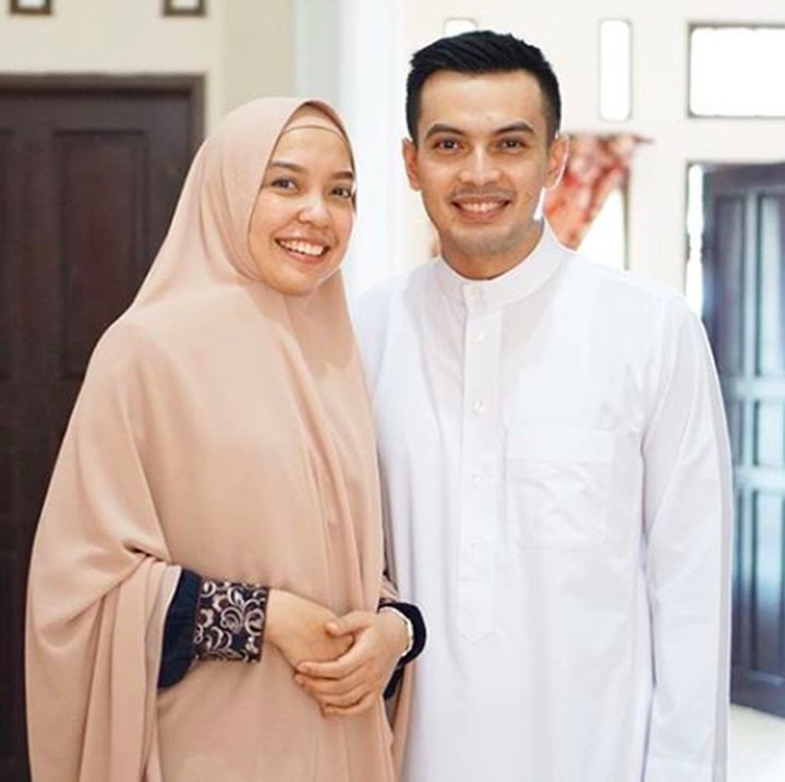 <p>Duh senyum keduanya terlihat bahagia banget ya, Bun. Ira dan Temmy membagikan foto ini saat merayakan Idul Fitri. (Foto: Instagram @temmyrahadi99)</p>