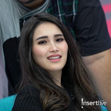 Ayu Ting Ting Akui Tak Pernah Musuhan dengan Luna Maya, Apa Iya?