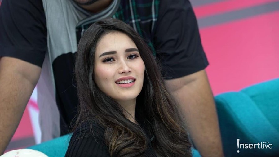 Pakai Bikini, Ayu Ting Ting Tuai Cacian Ayu Ting Ting mengenakan bikini saat berlibur ke Bali.
