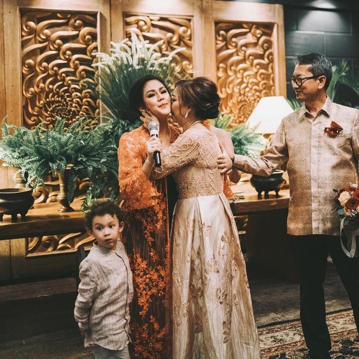 <p>Nama ibunda Sissy Prescillia ramai diperbincangkan setelah menggelar resepsi pernikahan. Ya, Ida Hannas baru saja melepas statusnya sebagai <em>single mother</em>, Bun. (Foto: Instagram @sysiio's)</p>