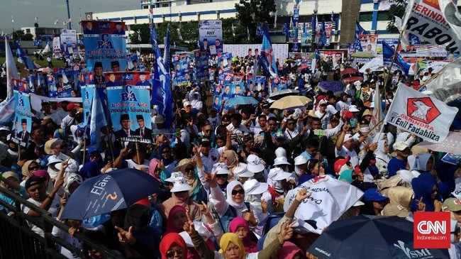 Demi menyaksikan kampanye Prabowo bersama AHY, para simpatisan telah berdatangan ke Stadion Sidolig, Kota Bandung, sejak pagi tadi.