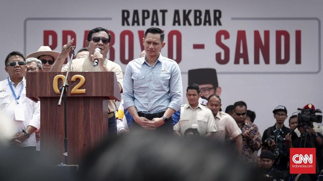 Di Bandung, Prabowo berjanji tak ingin menjual 'kucing dalam karung' sehingga memperkenalkan AHY, Aher, Zulhas, hingga Sohibul Iman sebagai calon menteri.