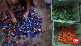 FOTO: Melihat Daur Ulang Sampah Plastik Sampah dan botol plastik diduga menjadi polutan terbesar yang mencemari laut dan pantai. Sementara itu, konsumsi plastik masyarakat terus meningkat.