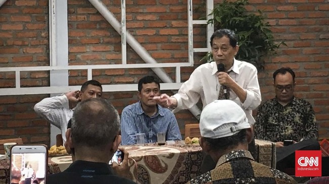Aktivis Sri Bintang Pamungkas menyatakan capres Joko Widodo dan Prabowo Subianto sama-sama 'berengsek' karena ikut kontestasi pemilu hasil amandemen UUD 1945.