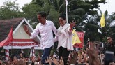 FOTO: Jokowi Sapa Mamuju, Prabowo di Bandung Dua calon presiden hari ini menggelar kampanye terbuka. Jokowi menyapa warga di Mamuju Sulawesi Barat, sementara Prabowo di Kota Bandung, Jabar.