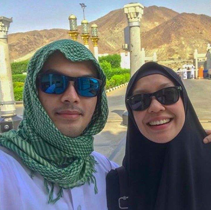 <p>Temmy sedang mengenang saat umrah bersama istri tercintanya. Dalam <em>caption</em>, Temmy mengatakan sayang istri nih, Bun. (Foto: Instagram @temmyrahadi99)</p>