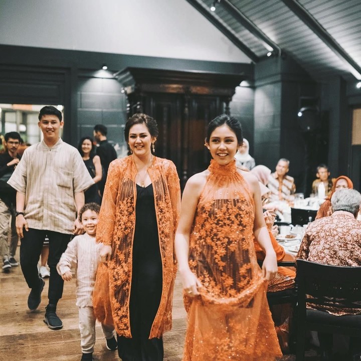 <p>Bersama kedua adiknya, Vannessa Priscillia dan Jevin Julian, Sissy mendampingi sang mama di acara spesialnya. Enggak ketinggalan si kecil ikut di belakang sang mama. (Foto: Instagram @sysiio's)</p>