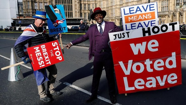 Parlemen meminta Inggris keluar dari Uni Eropa (Brexit) dengan kesepakatan. Hal itu memaksa PM Theresa May meminta penundaan tenggat lagi.