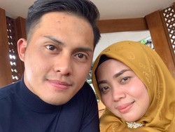 Ini Hadiah Ulang Tahun Pernikahan Muzdalifah dengan Suami Muda