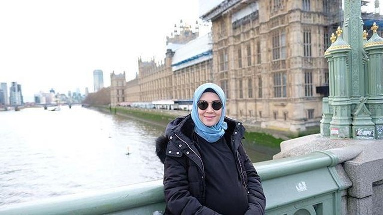Pada kehamilan keempatnya, Ratna Galih memutuskan untuk baby moon ke Eropa. Ratna menjalani program bayi tabung untuk anak kembarnya. Yuk, intip potret serunya!