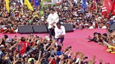 FOTO: Jokowi Sapa Mamuju, Prabowo di Bandung Dua calon presiden hari ini menggelar kampanye terbuka. Jokowi menyapa warga di Mamuju Sulawesi Barat, sementara Prabowo di Kota Bandung, Jabar.