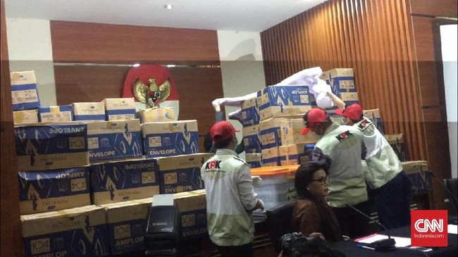 KPK menyebut 400 ribu amplop barang bukti kasus suap anggota DPRD Bowo Sidik Pangarso berisi pecahan Rp20 ribu dan Rp50 dengan jumlah total Rp8 miliar.