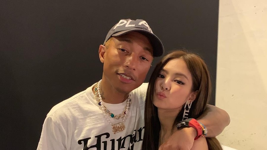 Diisukan tampil bareng, Jennie BLACKPINK & Pharrell Williams hanya berfoto bersama usai mengisi acara Chanel di Korea Selatan.