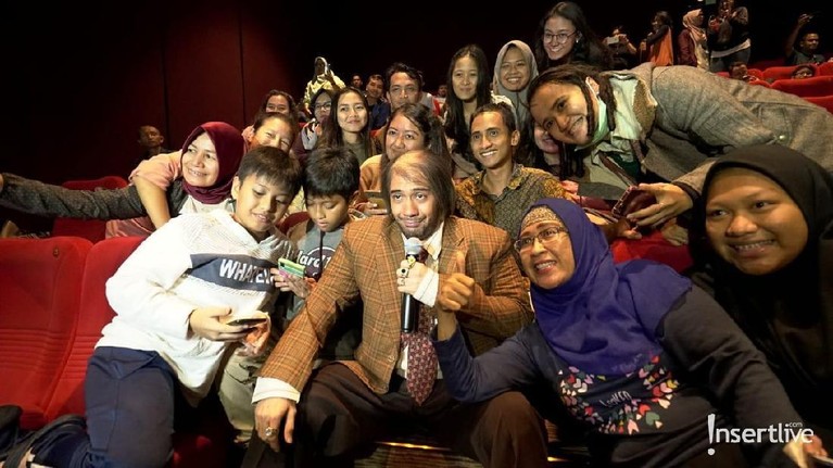 Masih dalam rangka promosi film My Stupid Boss, Intip keseruan Bossman (Reza Rahadian) Naik MRT Jakarta hingga nonton bareng.