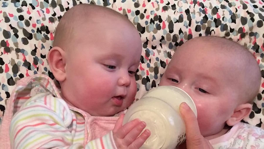 Mengupas soal fenomena ibu yang melahirkan bayi kembar.