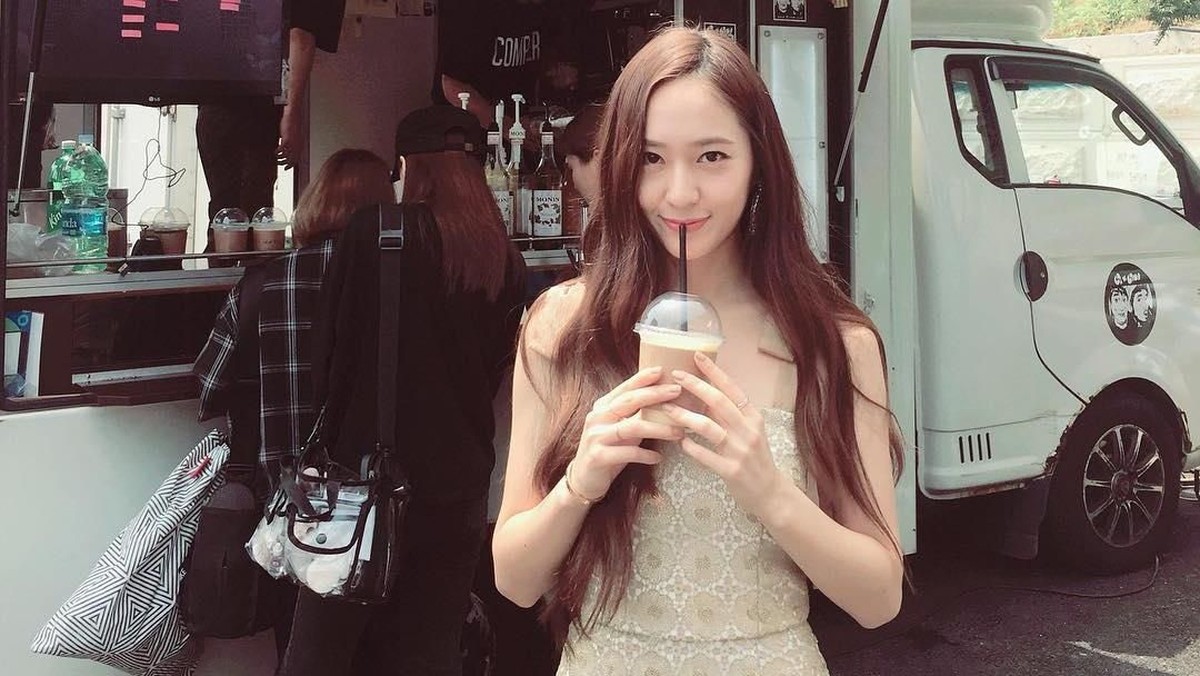 Bentuk bahu yang hampir menyerupai sudut 90 derajat&comma; dinilai sempurna dan jadi impian banyak wanita&period; Berikut ini deretan selebriti Kpop berbahu 90 derajat&period;