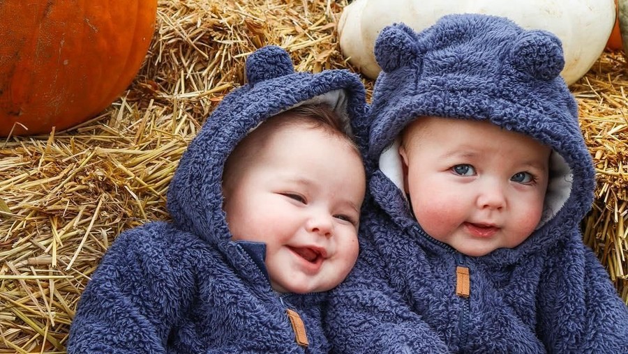 Mengupas soal fenomena ibu yang melahirkan bayi kembar.