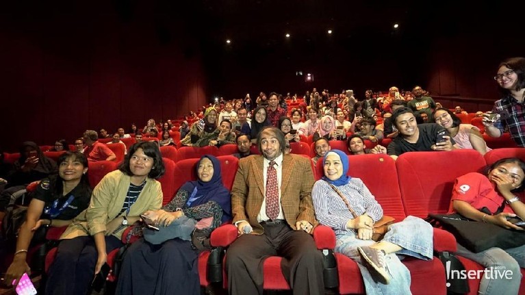 Masih dalam rangka promosi film My Stupid Boss, Intip keseruan Bossman (Reza Rahadian) Naik MRT Jakarta hingga nonton bareng.