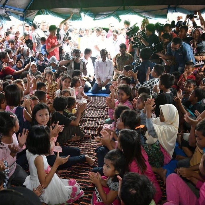 <p>Momen ini diambil ketika Presiden Jokowi mengunjungi anak-anak Pulau Sebesi di pengungsian Kalianda, Lampung Selatan, yang diterjang tsunami Lampung. Mereka tampak gembira menyambut kedatangan Jokowi ya. (Foto: Instagram @jokowi)  </p>