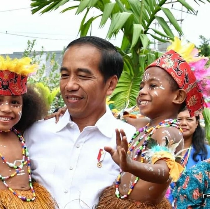 <p>Lucu dan menggemaskan sekali ya anak-anak dari Papua yang sedang digendong Presiden Jokowi ini. (Foto: Instagram @jokowi)</p>