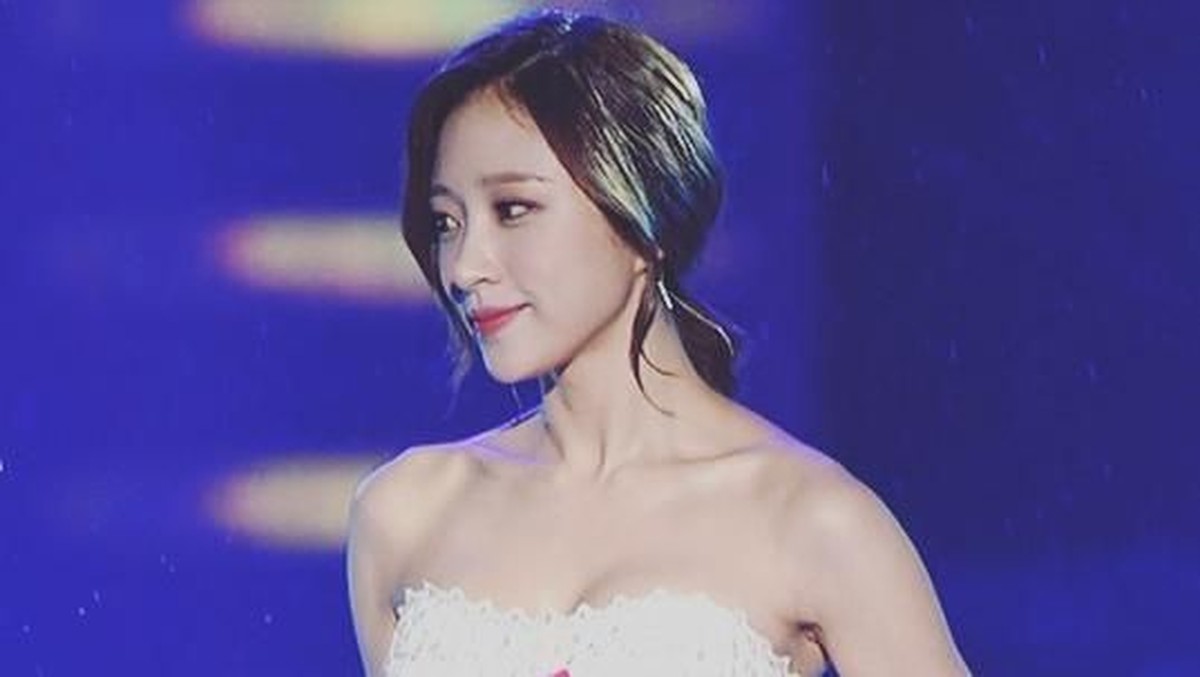 Bentuk bahu yang hampir menyerupai sudut 90 derajat&comma; dinilai sempurna dan jadi impian banyak wanita&period; Berikut ini deretan selebriti Kpop berbahu 90 derajat&period;