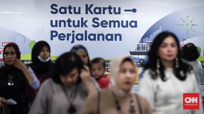 Penumpang MRT di Stasiun Lebak Bulus harus mengantre tiket single trip di loket manual jika tidak memiliki kartu berbayar elektronik seperti e-money.