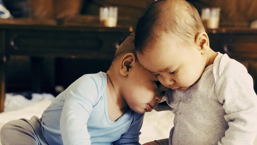 Mengupas soal fenomena ibu yang melahirkan bayi kembar.