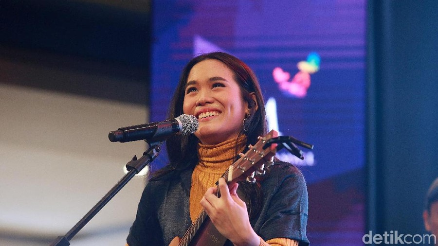 Sheryl Sheinafia Sheryl Sheinafia saat tampil di d'HOT Music Day 2019.