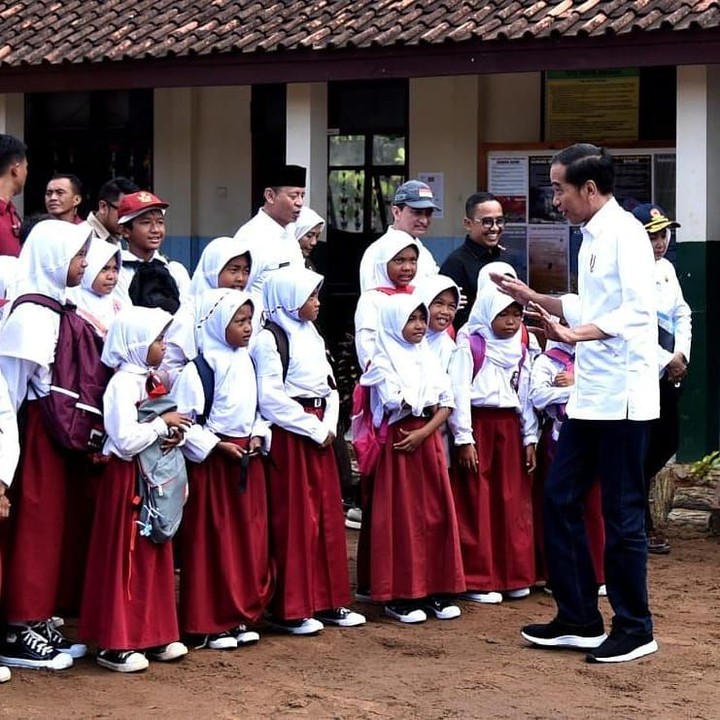 Hangatnya momen ketika Presiden Jokowi menyapa anak-anak di seluruh penjuru negeri. Simak deretan potret berikut ya, Bunda.