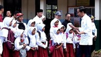 <p>“Kalau ada gempa lindungi kepala, kalau ada gempa masuk ke kolong meja," kata Presiden Jokowi, kepada anak-anak saat meninjau simulasi siaga bencana gempa di Pandeglang, Banten. (Foto: Instagram @jokowi)</p>