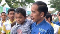 <p>Anak yang digendong Presiden Jokowi bernama Adul, bocah asal Sukabumi. Meski penyandang difabel, Adul tetap semangat bersekolah. Setiap hari, dia merangkak sejauh tiga kilometer menuju sekolahnya. (Foto: Instagram @jokowi)  </p>