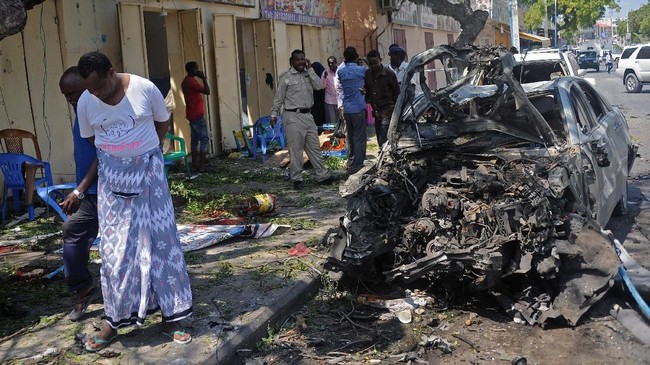 Bom mobil meledak di dekat gedung parlemen Somalia Rabu kemarin, menewaskan empat orang.