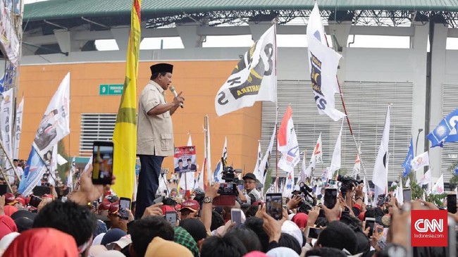 Prabowo mempertanyakan pemerintah Kabupaten Bogor yang tak mengizinkannya berkampanye di dalam stadion Pakansari, Cibinong, Bogor.