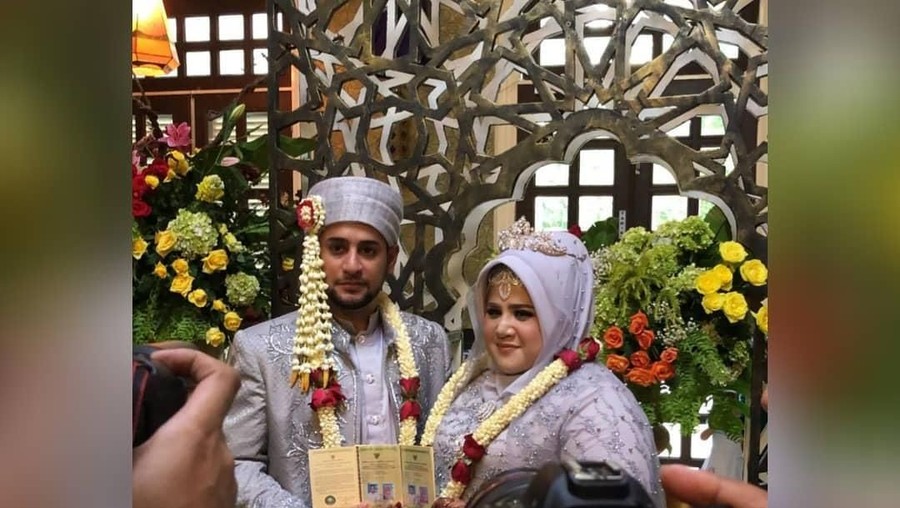 Pasangan ini telah resmi menjadi suami istri. 